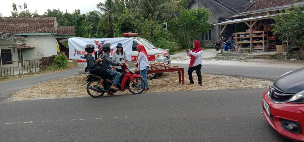 Jumat Berkah, DPD Perindo Bantul Bagikan Nasi Bungkus Kepada Warga Dlingo 