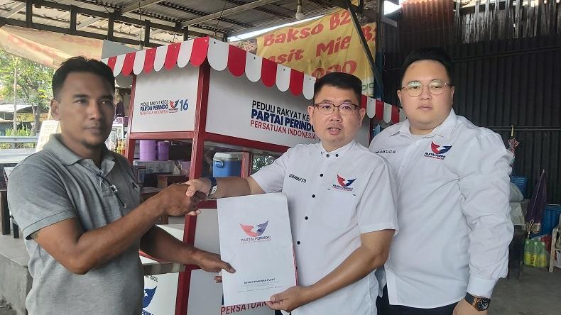 Bacaleg Partai Perindo Angela Tanoesoedibjo Bagikan Gerobak ke Pedagang Sate Surabaya