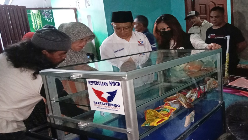 Peduli Pelaku Usaha Kecil, Partai Perindo Bantu Gerobak untuk Pedagang Gorengan  di Bandung