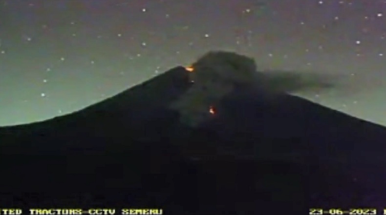 Gunung Semeru Luncurkan Awan Panas Sejauh 5 Km Senin Malam Ini