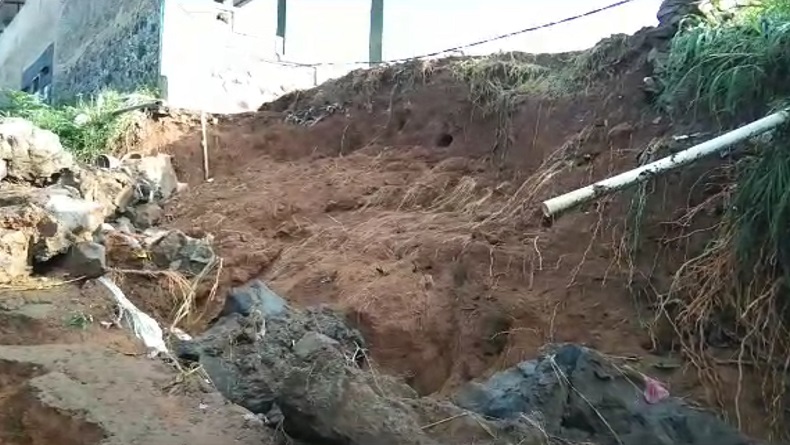 TPT Lapang Cijagung Ambruk, Warga Kadudampit Sukabumi Khawatir Longsor Susulan