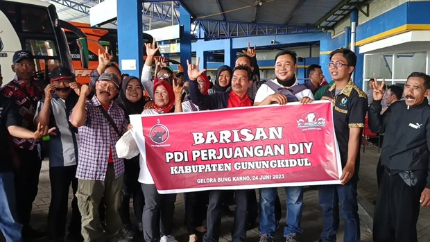  Gunakan 18 Bus, Seribuan Kader PDIP Gunungkidul Ikut Merahkan GBK 