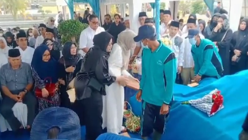 Pemakaman Desmond J Mahesa di Al Azhar Karawang Diiringi Isak Tangis Keluarga