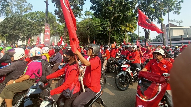 Ribuan Kader PDIP Konvoi Motor ke Arena Puncak Peringatan Bulan Bung Karno di GBK