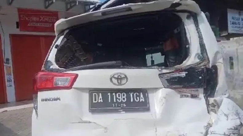 Kecelakaan di Kotabaru, Mobil Anggota DPRD Ringsek Ditabrak Truk Aspal Rem Blong