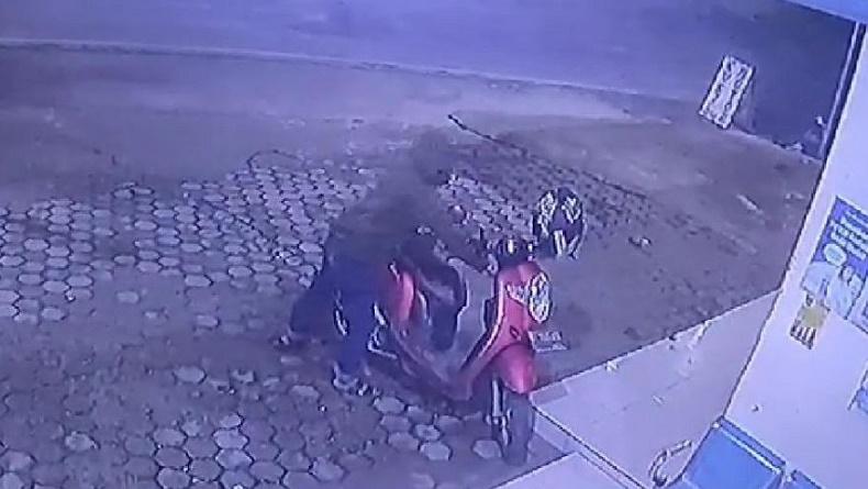 Terekam CCTV, Pencuri Bersenpi Coba Bawa Kabur Motor di Bandarlampung tapi Gagal