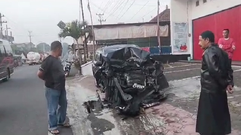Kecelakaan di Salatiga, Avanza Tabrak Truk, 1 Orang Luka-Luka