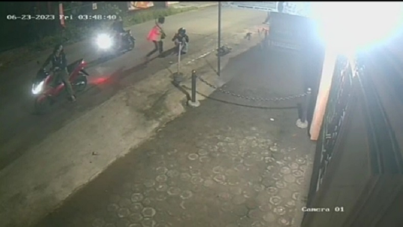 Viral Aksi Begal di Setu Kabupaten Bekasi, Acungkan Senjata Tajam ke Korban