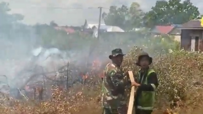 Kebakaran Lahan di Palangka Raya Meluas Dekati Permukiman, Warga Panik
