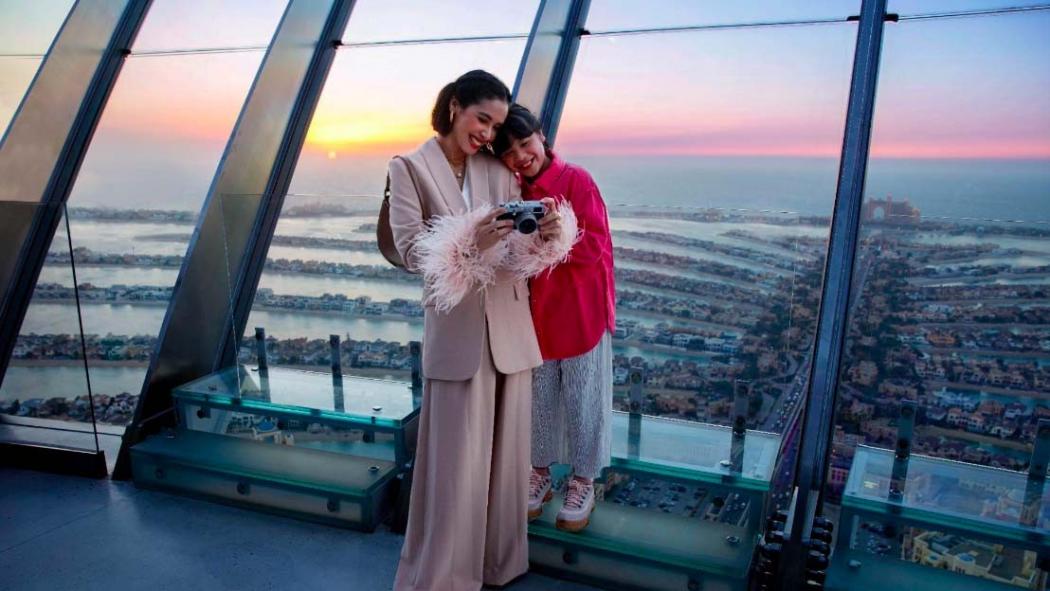 Pertama Kali Liburan ke Dubai Bareng Anak, Ini yang Dilakukan Marsha Timothy