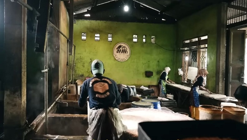 Dulu Jualan Keliling, Perempuan Ini Sukses Punya Pabrik Tahu Sendiri