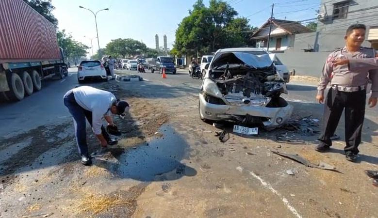  Kecelakaan Beruntun 4 Kendaraan di Jalan Solo-Semarang, Pikap Terguling dan Minibus Rusak