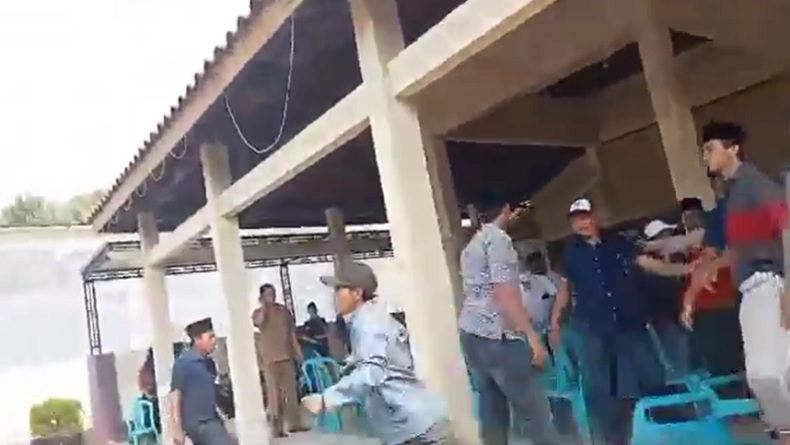 Rapat Pembentukan Panitia Pemilihan Kepala Desa di Bangkalan Ricuh