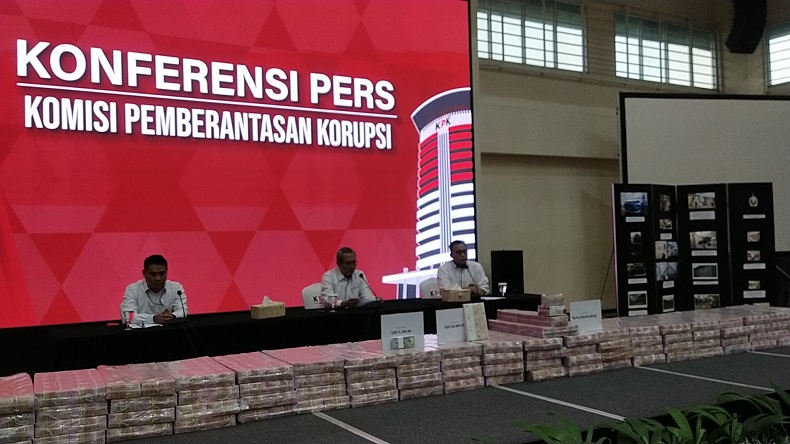 Penampakan Tumpukan Uang Miliaran Hasil Korupsi Lukas Enembe, Ada Pecahan Rupiah hingga Dolar