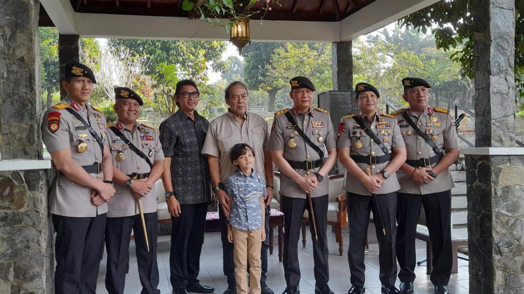 Sambut HUT ke-77 Bhayangkara, Pasukan Gegana Korps Brimob Polri Ziarah ke Makam Jenderal Hoegeng di Bogor