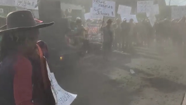Ratusan Warga Kediri Demo Protes Dampak Limbah Pabrik Gula Pesantren