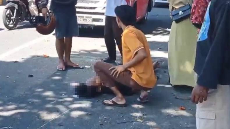 Kecelakaan di Madiun, Pemotor Boncengan Terkapar usai Tabrak Pohon