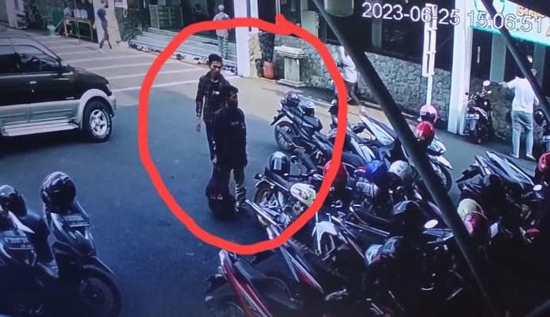  Viral Aksi 2 Pemuda Terekam CCTV Curi Sepatu di Masjid Agung Baitunnur Pati