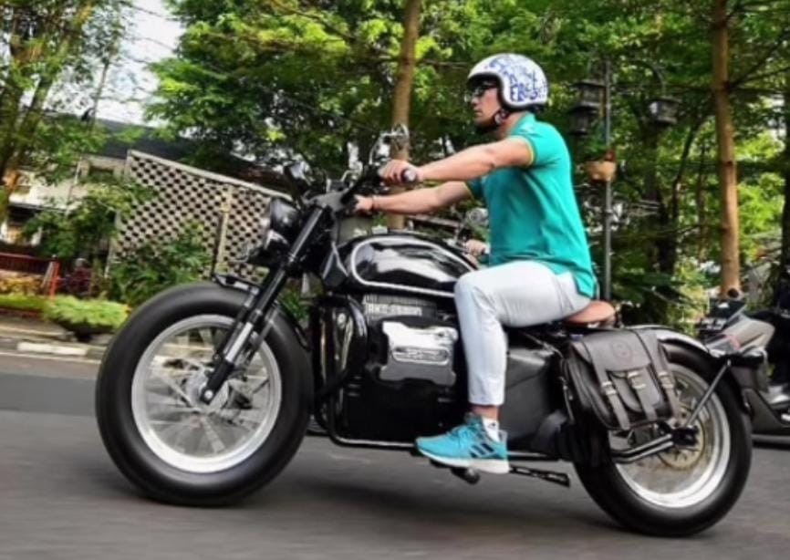 Jawab Sikap Skeptis Terhadap Kendaraan Listrik, Ridwan Kamil Pamer Motor Listrik Bergaya Bobber Klasik