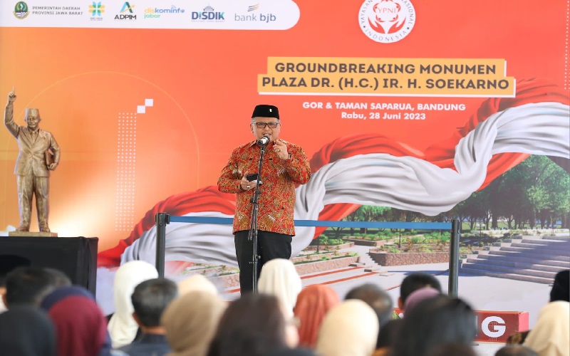 Sekjen PDIP Sebut Sosok Bacawapres Ganjar Pranowo Ada di Bandung, Ridwan Kamil Senyum