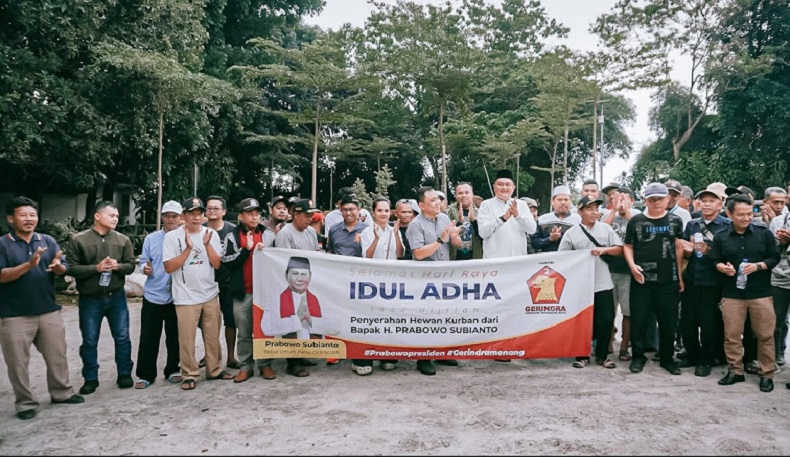 Prabowo Salurkan 32 Hewan Kurban Idul Adha untuk Warga Bogor