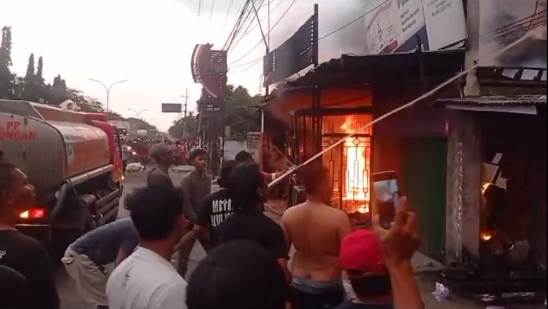 Toko dan Gudang Sembako Terbakar di Lamongan, Api Berkobar