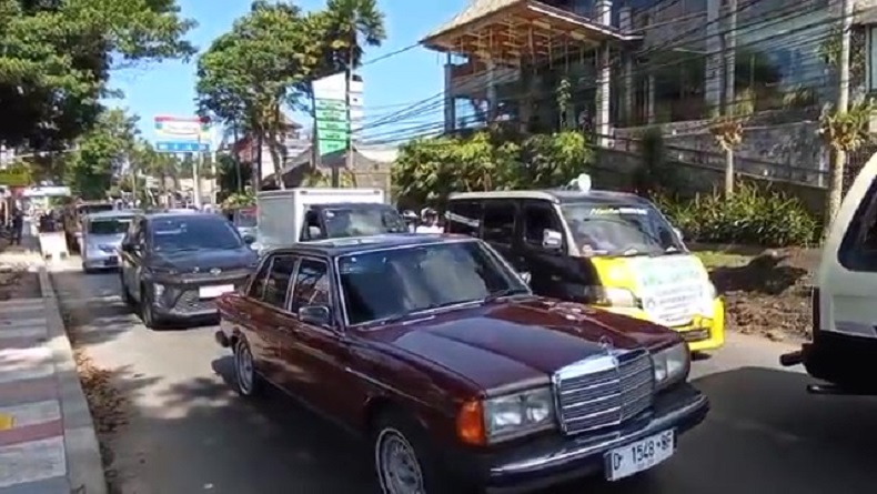 Kendaraan ke Objek Wisata Lembang KBB Membeludak, Lalu Lintas Tersendat