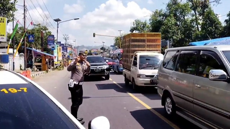 Libur Panjang, Arus Kendaraan di Limbangan Garut Padat Merayap, Polisi Berlakukan One Way