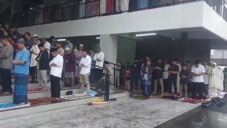 Jemaah Muhammadiyah Tasikmalaya Salat Idul Adha di Bawah Guyuran Hujan