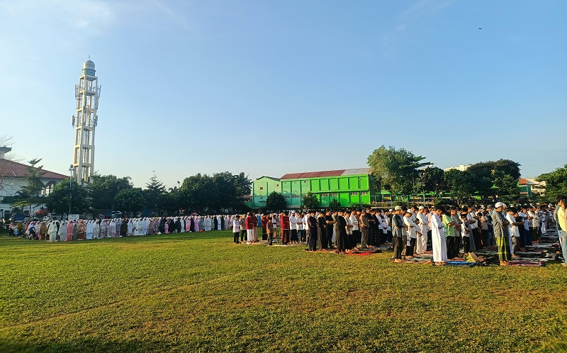 Suasana Khidmat Iringi Salat Idul Adha 1444 H di Lapangan HW Beji Timur Depok