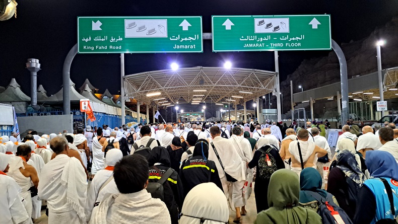 Jemaah Haji Mabit di Mina dan Lontar Jumrah usai Wukuf dan Bermalam di Muzdalifah