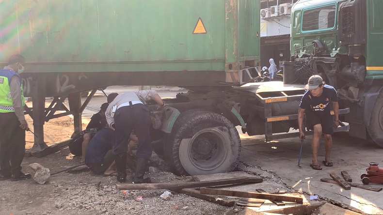 Jalan Raya Kalimalang Macet Parah, Ada Truk Kontainer Terjeblos Saluran Air