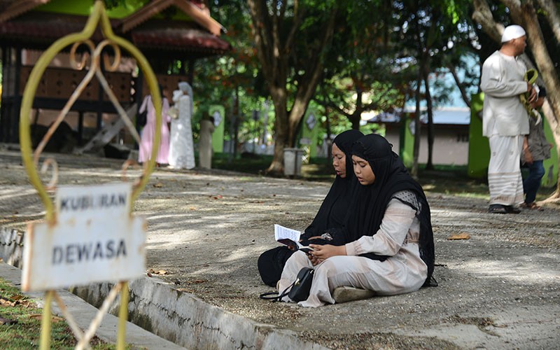 Tata Cara Ziarah Kubur Orang Tua Lengkap dengan Bacaan Doa