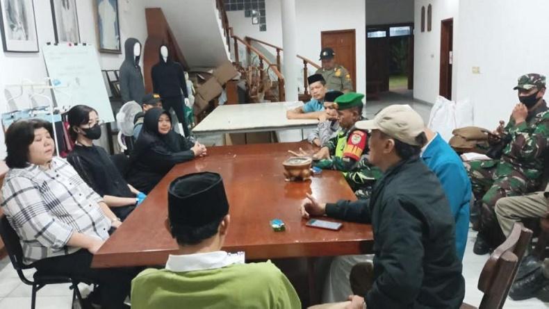 Karyawan Tetap Kerja di Malam Takbiran, Aktivitas Pabrik di Sukabumi Dibubarkan Warga
