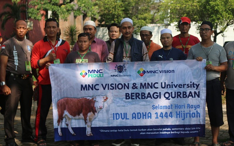 MNC University Gandeng MNC Peduli dan MNC Vision Bagi-Bagi Daging Kurban ke Warga Sekitar Kedoya