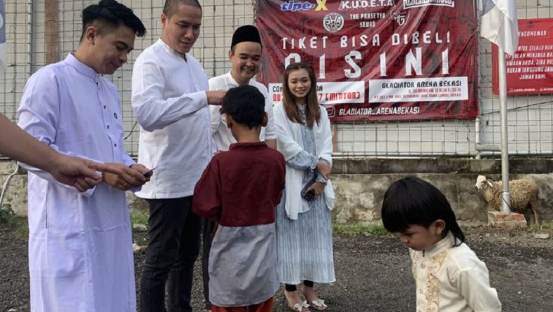 Momen 5 Artis Bacaleg Partai Perindo Berbagi Kurban dan Santunan di Kota Bekasi