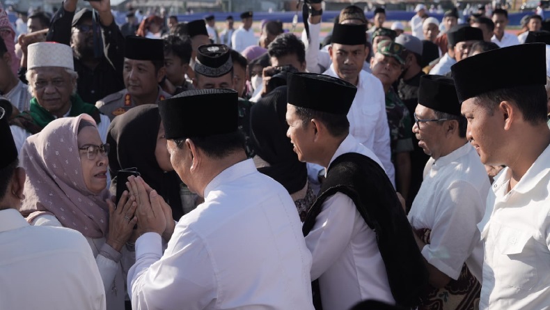 Salat Idul Adha di KBB, Emak-emak Nangis Peluk Menhan Prabowo Subianto