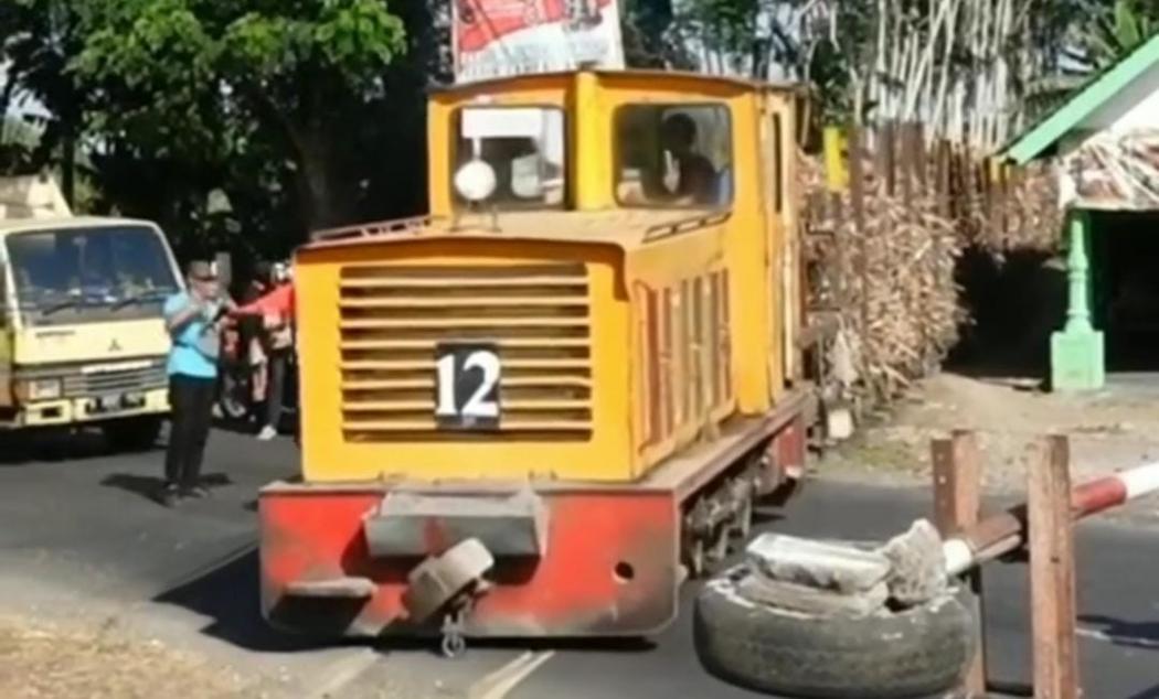 Masinis Tak Sadar Gerbong Kereta Tebu Terlepas, Netizen: Kasian Ditinggal Pas Lagi Sayang-sayangnya