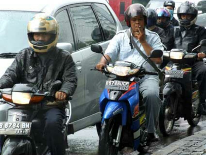Pemotor Dilarang Merokok, Berani Melanggar Ini Sanksi dan Dendanya