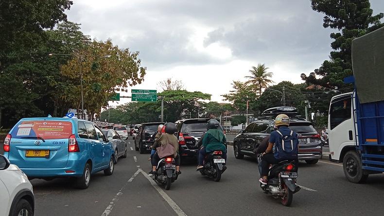 Jelang Sore Bandung Disergap Macet, 11.500 Kendaraan Masuk Lewat GT Pasteur