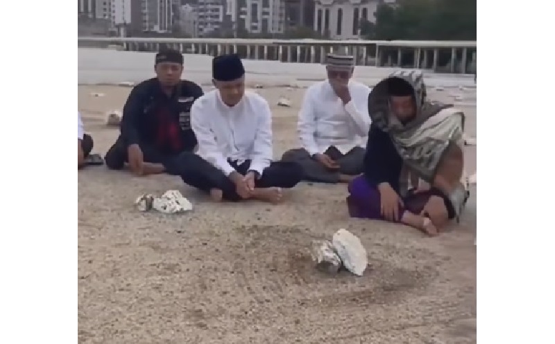 Ganjar Pranowo Ziarah ke Makam Mbah Moen di Makkah saat Jeda Ibadah Haji