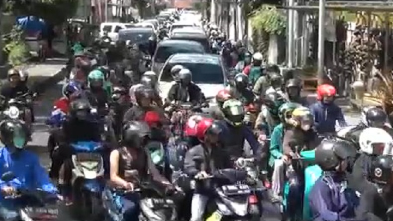 Jalur Lembang KBB Macet 2 Kilometer, Polisi Berlakukan One Way