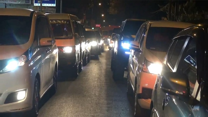 Polisi Terapkan 20 Kali One Way, Lalu Lintas Kendaraan di Lembang KBB Masih Padat