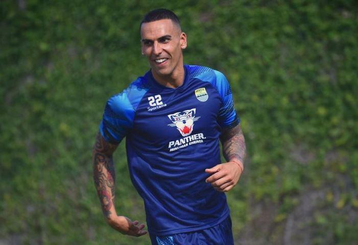 Persib Perpanjang Kontrak Bek Spanyol Alberto Rodriguez