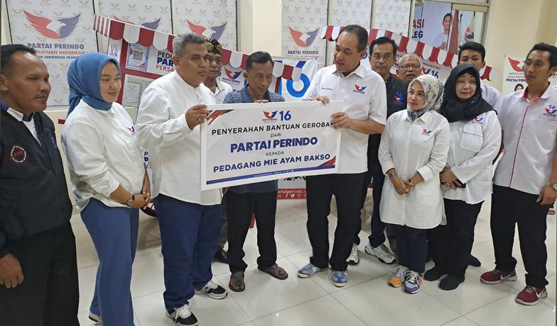 Bacaleg DPR RI Partai Perindo Syafril Nasution Serahkan 2 Gerobak untuk UMKM