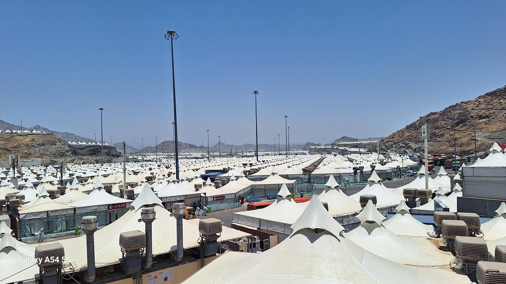 Sebagian Jemaah Haji Lansia Badalkan Lontar Jumrah