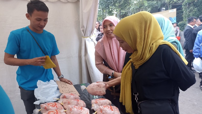 Puncak HUT Bhayangkara, Polrestabes Bandung Gelar Bazar Ayam Frozen di Gasibu, 2 Ton Ludes