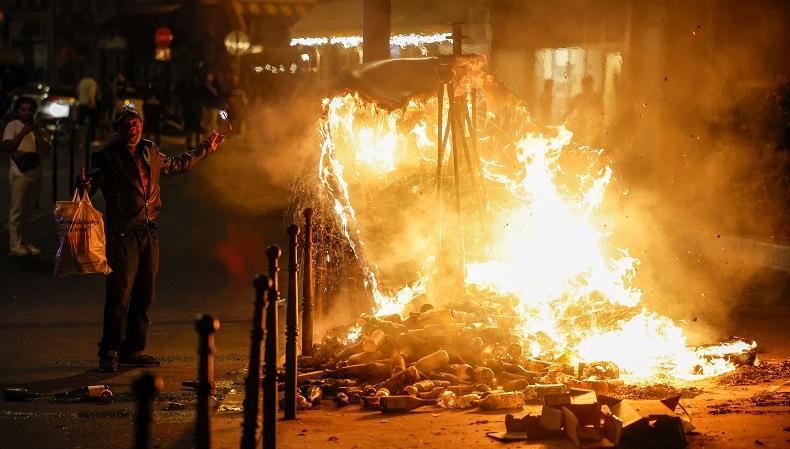 Pemuda Tewas setelah Jatuh dari Atap Supermarket yang tengah Dijarah