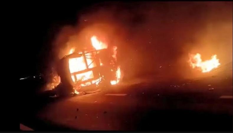 Bus Terbalik dan Terbakar Hebat, 26 Orang Tewas