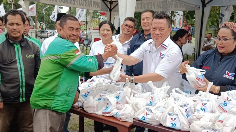 Gembiranya Driver Ojol hingga Penarik Betor di Medan, Dapat Daging Kurban Partai Perindo